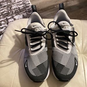 Gently used Nike Air 270 Running shoes. Size 6 Youth.